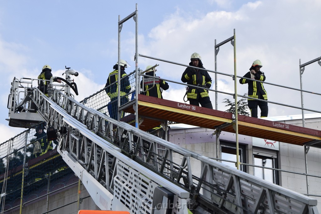 Dachstuhlbrand Koeln Poll Geislarerstr P564.JPG - Miklos Laubert